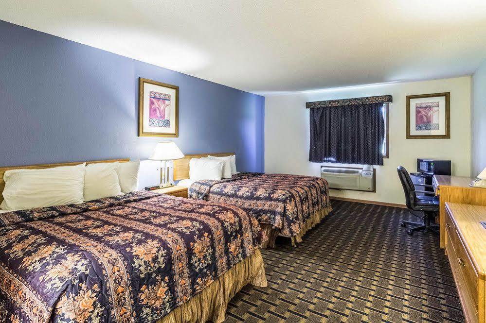Rodeway Inn เบรเนิร์ด ภายนอก รูปภาพ